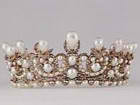 outre l'architecture l'Imperatrice Eugenie avait une passion pour les bijoux, son diademe était fait par Alexandre Gabriel Lemonnier - il a un temps appartenu au Prince Johannes von Thurn und Taxis et se trouve actuellement dans la galerie Apollon du Louvre à quelques minutes de la rue des Halles Diademe de Imperatrice Eugenie